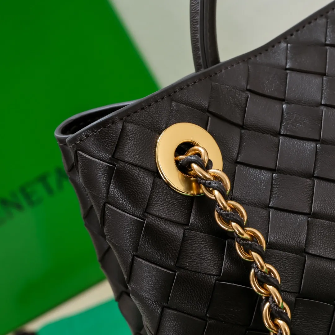 Batch 1960 BOTTEGA VENETA 2024 spring and summer new small ANDIAMO chain bag is also available! 🔥🔥I believe many friends have been waiting for a long time. The metallic chain adds a touch of sophistication to the original softness and elegance of Andiamo. The collision of classic craftsmanship and elegance creates a different kind of beauty. Style number: 6008 Size: 25*22*10.5cm